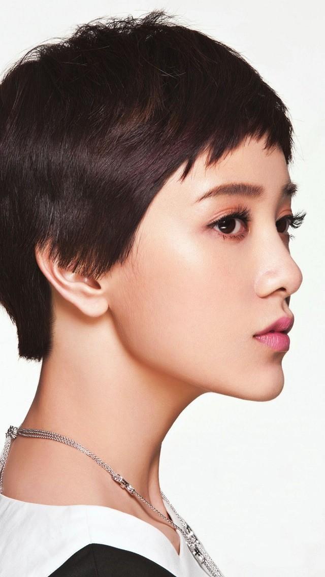 眼尾上翘 眼尾上翘,看起来非常好看,像一轮弯月,而长有这样眼睛的人